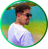 Foto de Riquelme, sorrindo, com óculos de sol, em uma lagoa